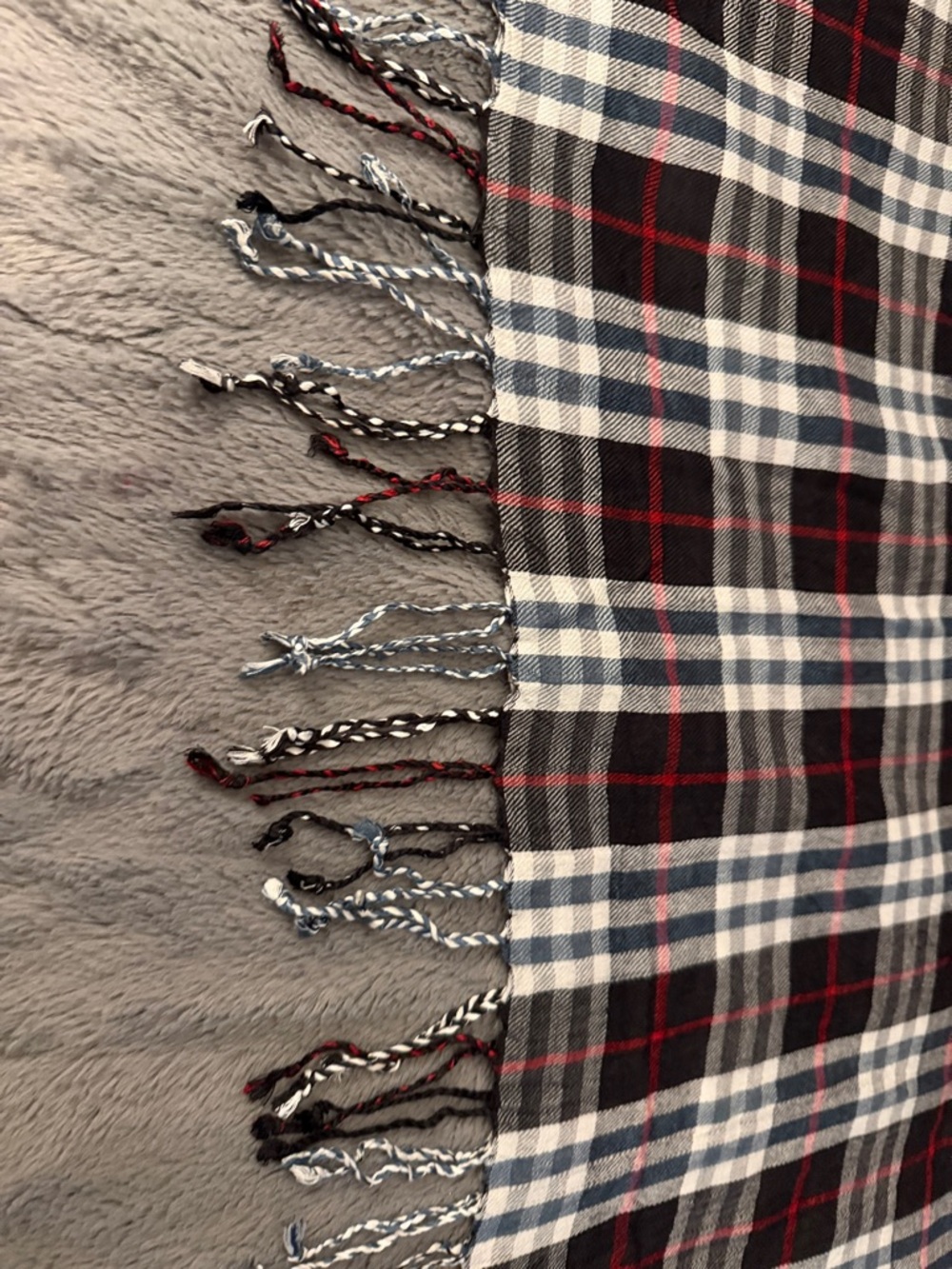 Preloved Burberry Black, White and Red Plaid Throw scarf 🧣 great condition - Picture 5 of 14